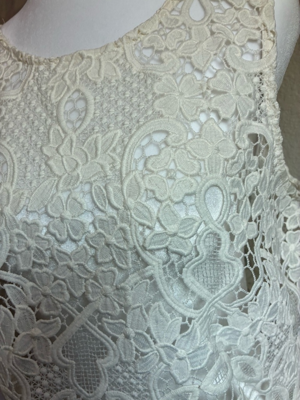 Acemi Lace Sleeveless Tank Top in Cream Size Medium - Picture 6 of 7